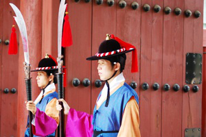 Reisgids Zuid Korea | bewakers bij het Deoksugung paleis
